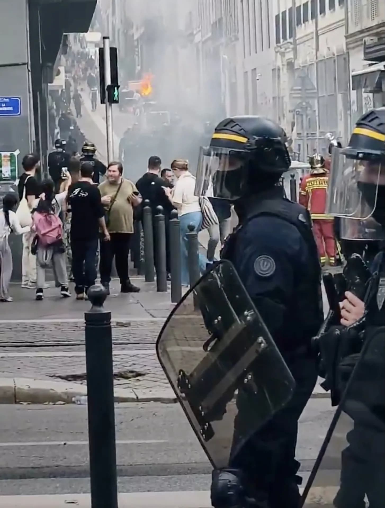 Elfajult a diáktüntetés: négyszáz francia gimnázium zárt be, több ezer fiatalt őrizetbe vettek