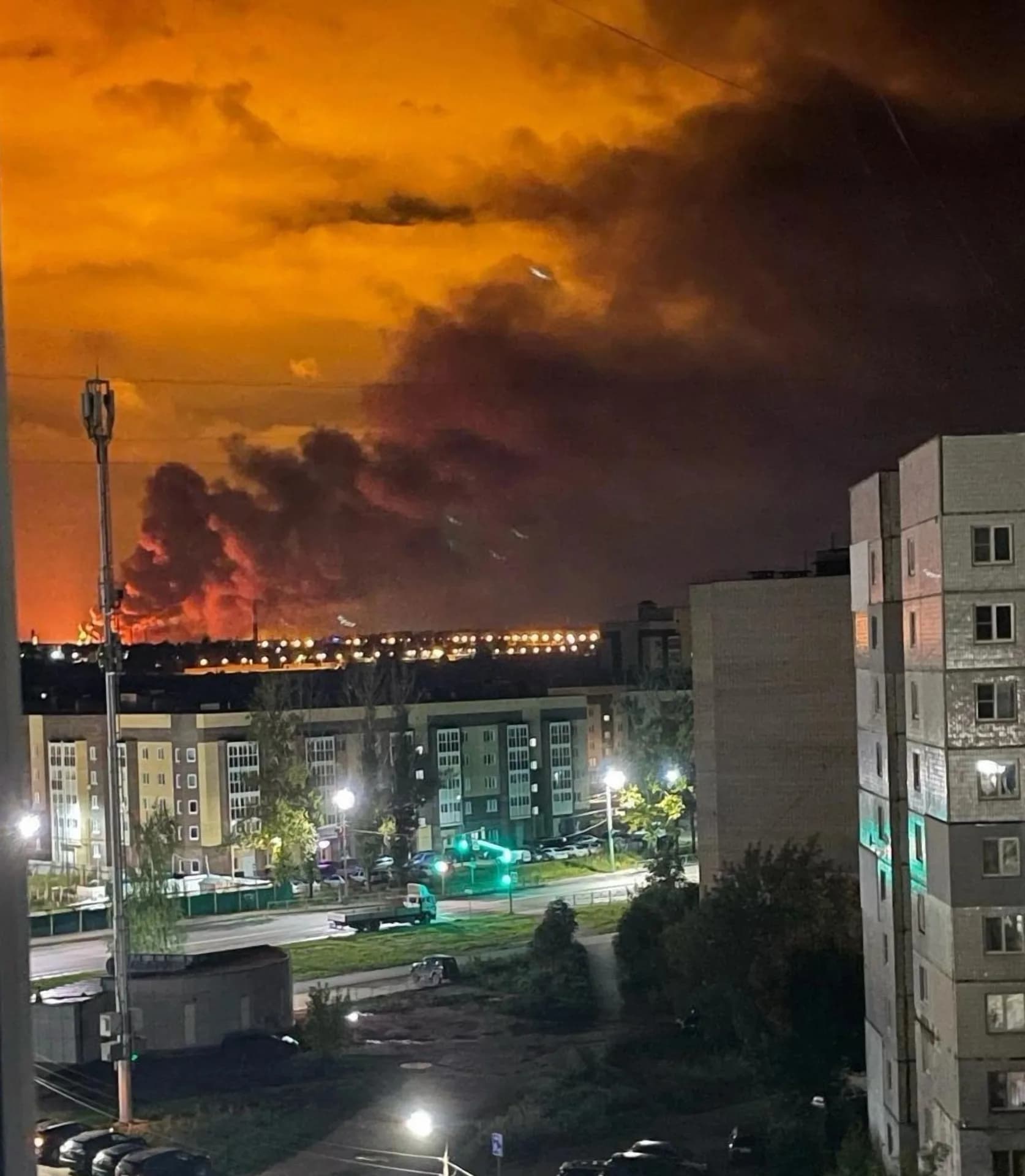 Olajfinomítót gyújtott fel az éjszakai ukrán dróntámadás - videó