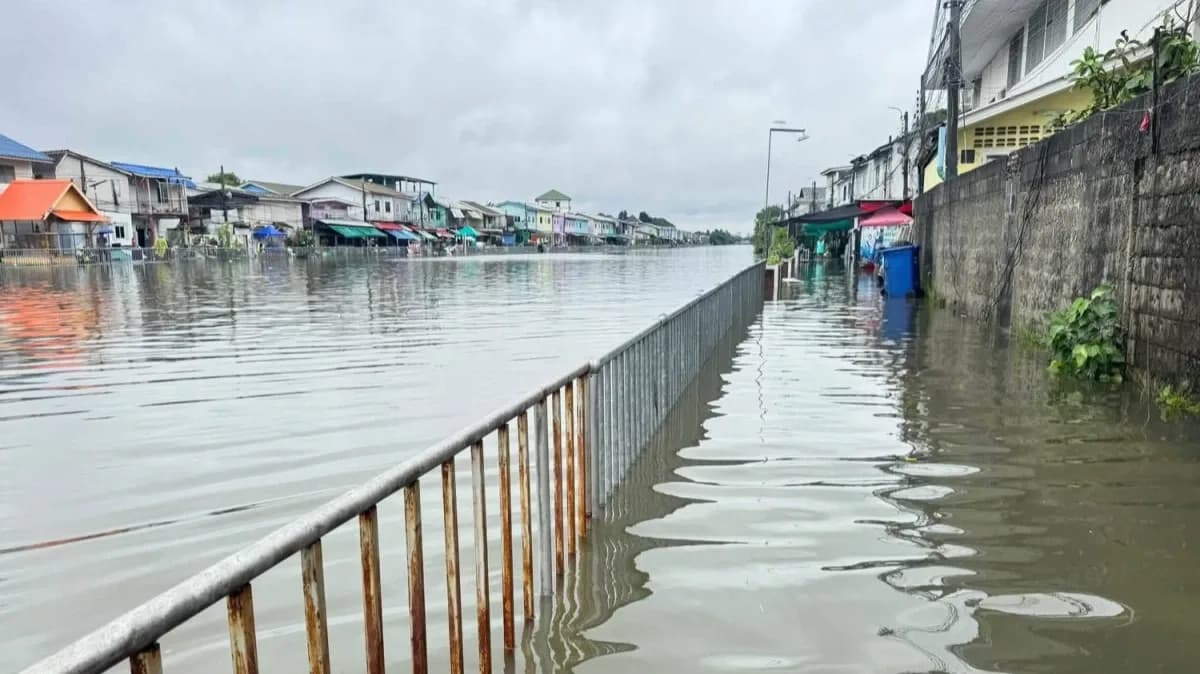 A Bang Khen kerületbeli Bang Khen-csatorna menti sétányt teljesen elöntötte a víz, miután péntek heves esőzés zúdult Bangkokra.