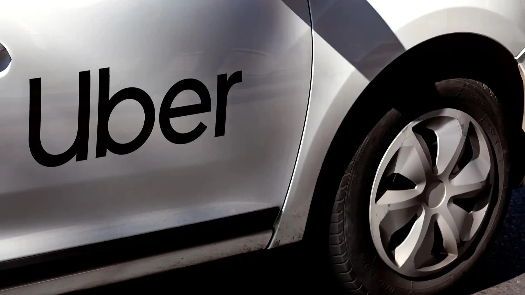 Önvezető taxikat indít Londonban az Uber és a Wayve