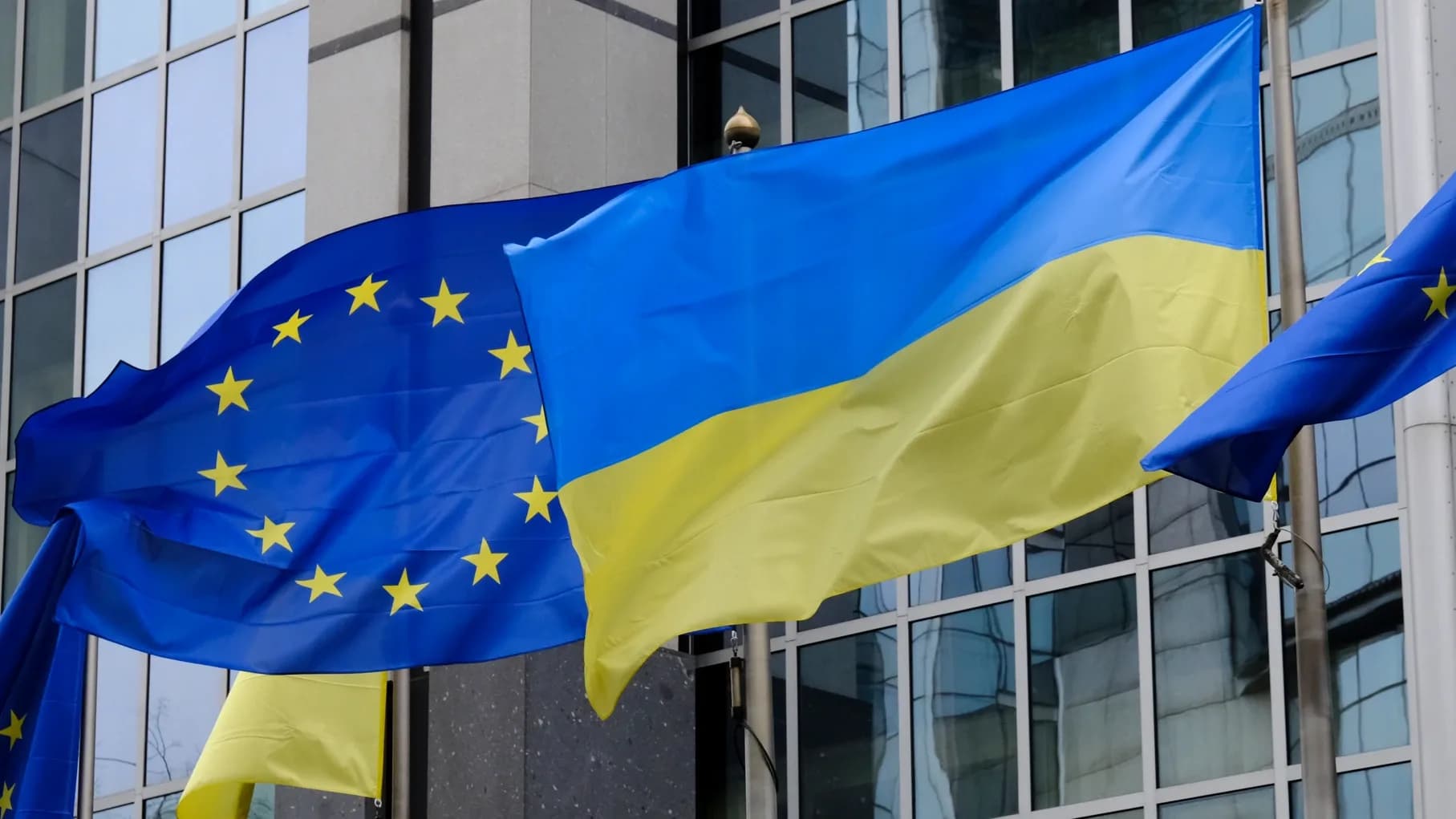 Ukrajna és az Európai Unió zászlaja