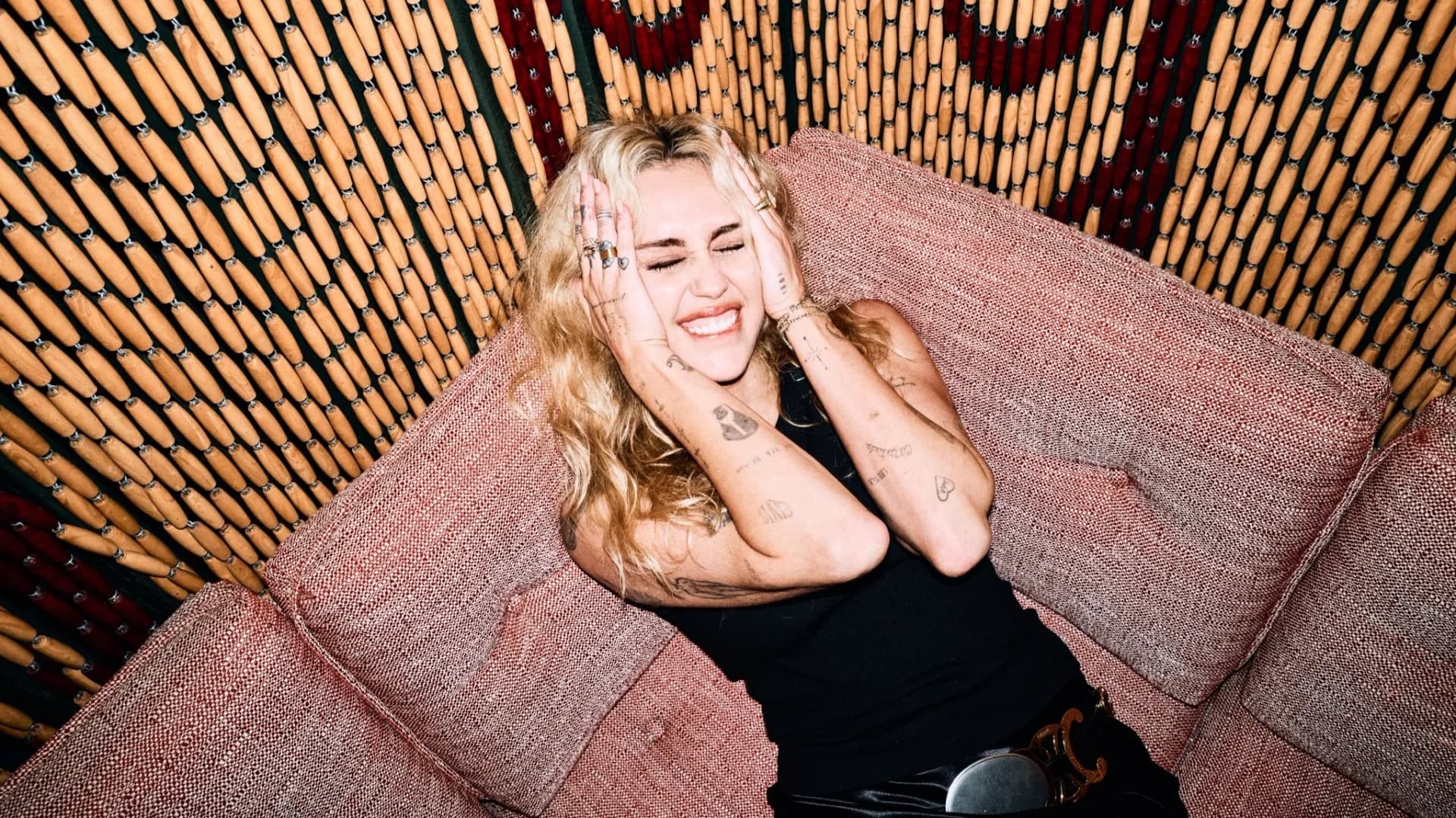 Miley Cyrus a saját szerelmi történetét adta ki albumként