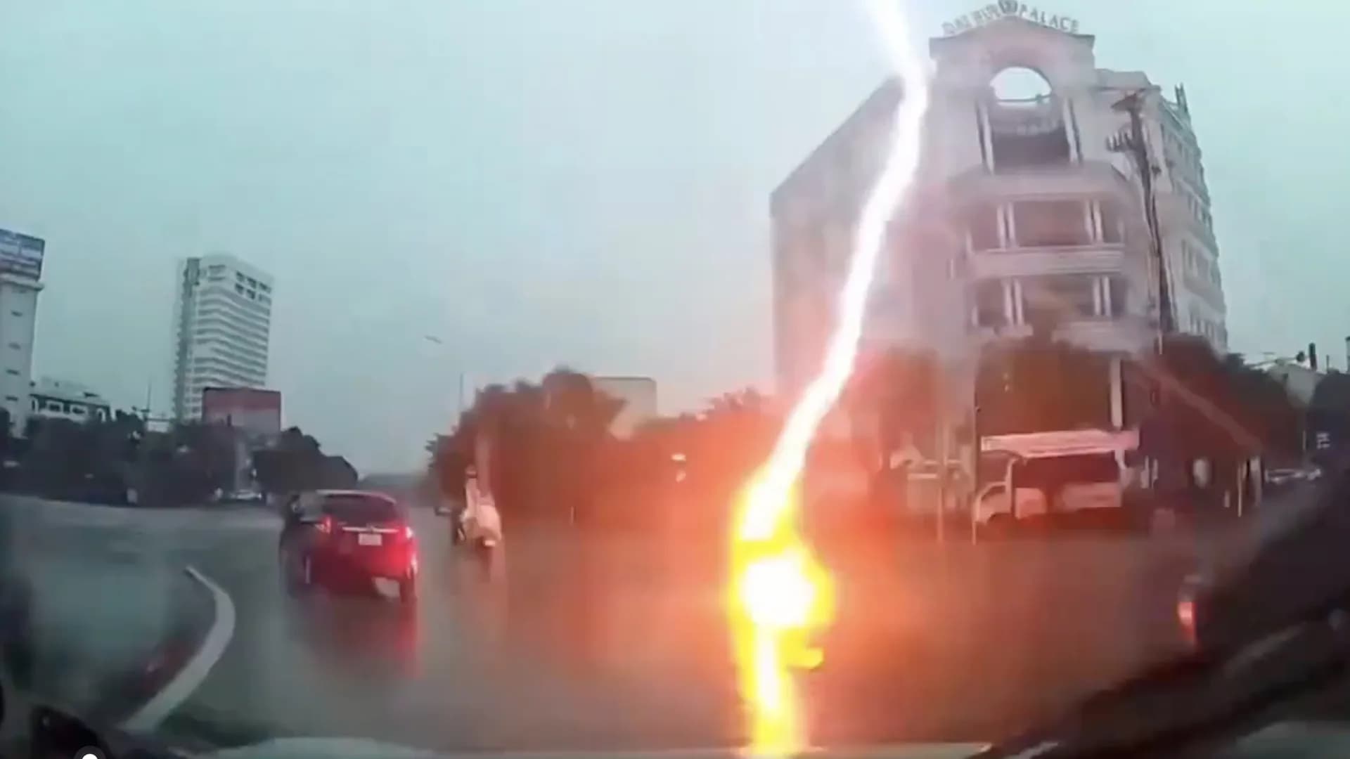 Villám csapott egy motorosba Vietnámban
