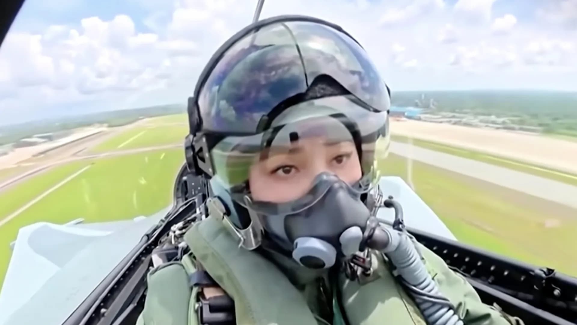 Suthida thai királynő JAS 39C Gripen vadászgépen