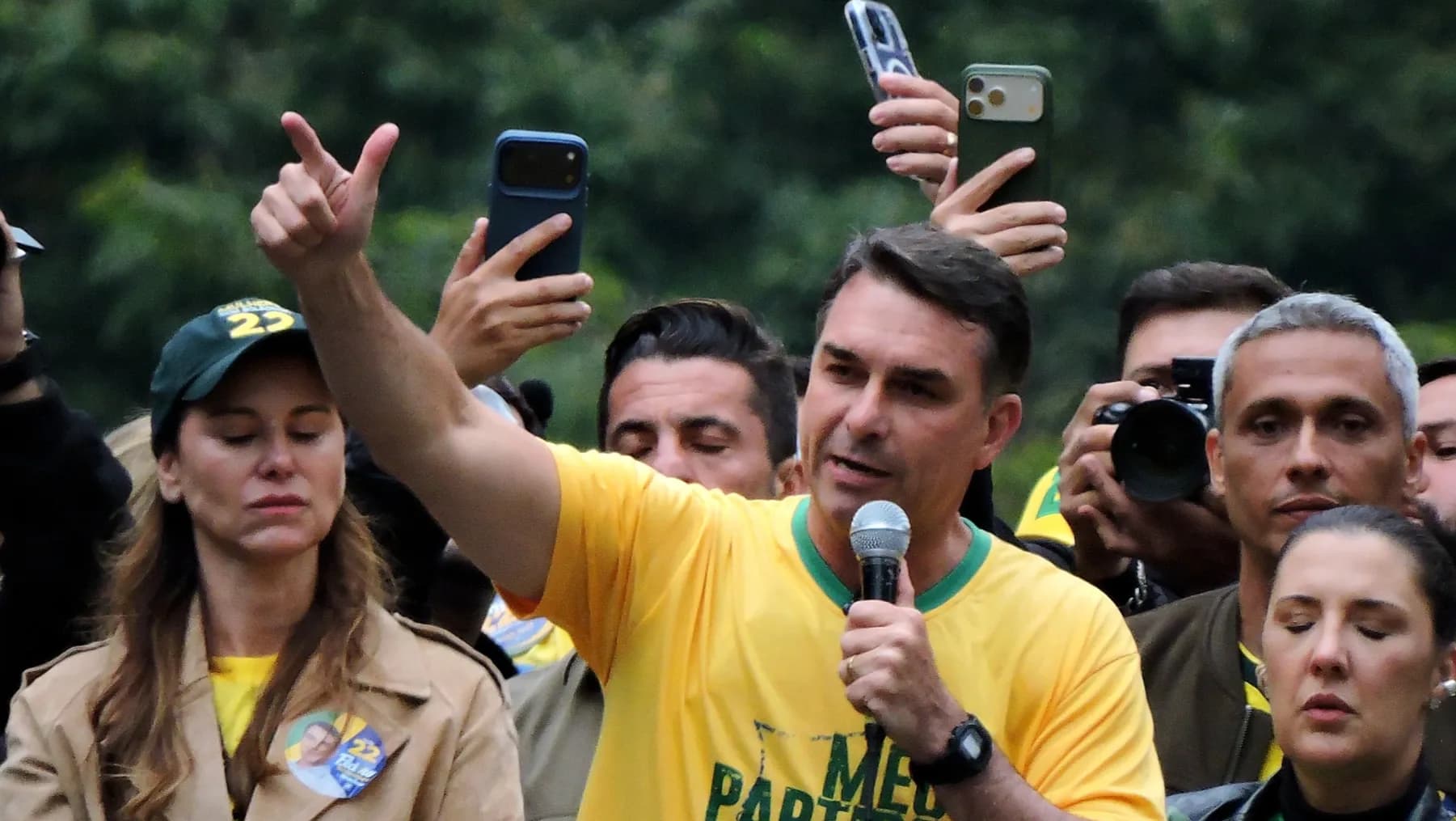 Ecuadorba menekült Flavio Bolsonaro